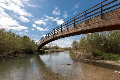 Puente visto de lado en Camp del turia Valencia