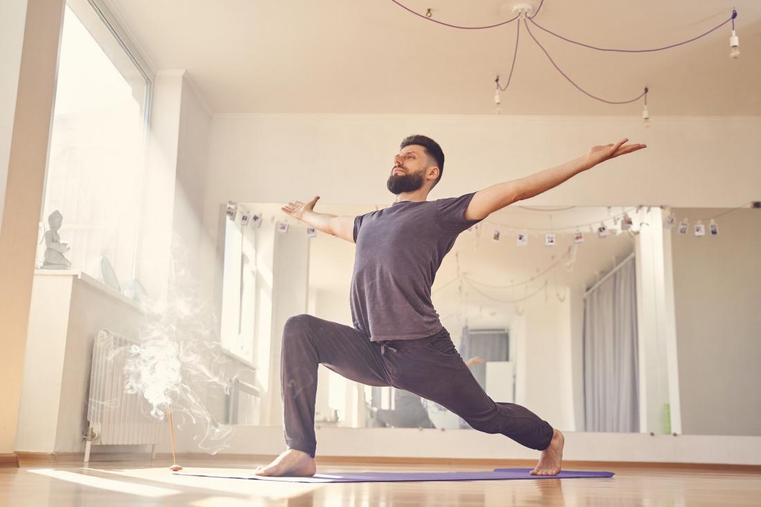 Hombre practicando yoga en un estudio