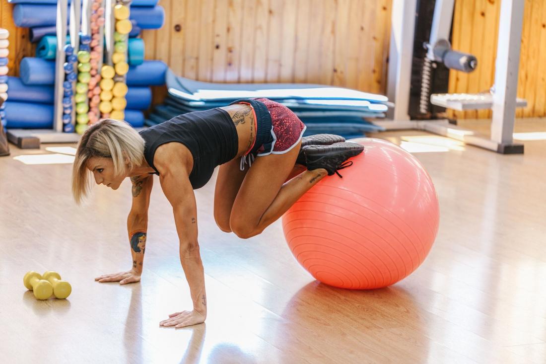 Mujer haciendo pilates con pelota