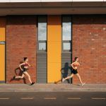 Mujeres corriendo por la mañana al aire libre.