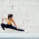 Mujer asiática joven que hace ejercicio al aire libre