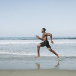 Entrenamiento fisico. hombre corriendo en la playa