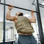 Deporte militar, hombre adulto barbudo caucásico musculoso haciendo ejercicios en el gimnasio