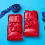 Guantes de boxeo de cuero rojo, venda textil. equipo deportivo