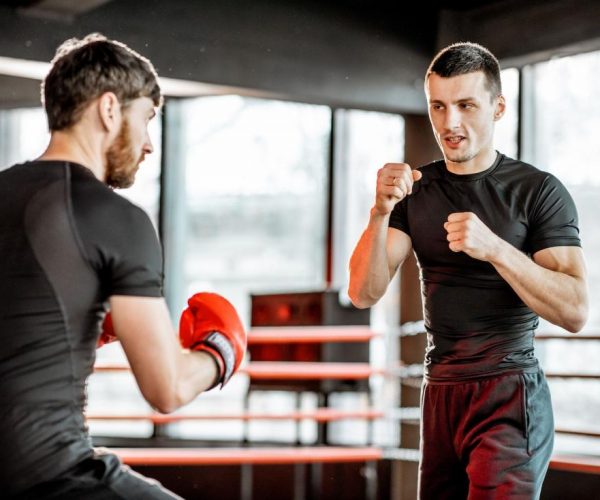 Entrenador de boxeo con un hombre boxeando en el gimnasio en valencia.