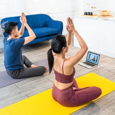 Pareja practicando online yoga