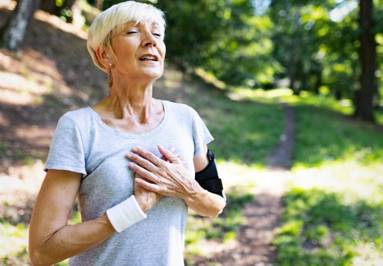 Mujer madura haciendo ejercicio al aire libre para prevenir enfermedades cardiovasculares y ataques al corazón