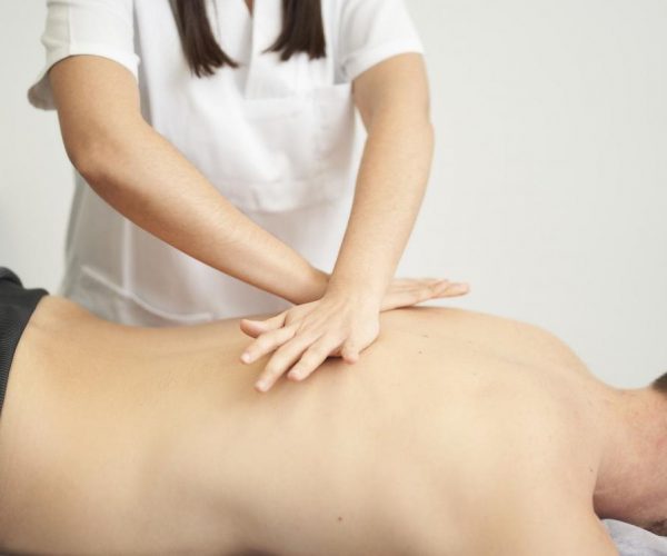 fisioterapeuta tratando una contractura en la espalda del paciente
