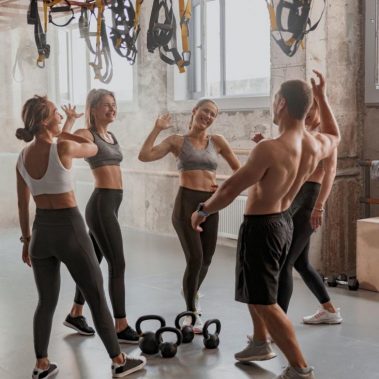 Equipo de j&oacute;venes entrenando en el gimnasio